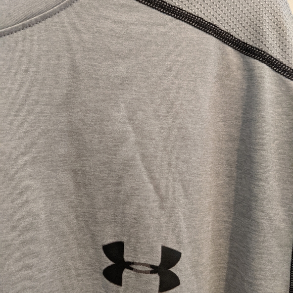 UNDER ARMOUR GREY ATHLETIC SHIRT - Picture 2 of 2